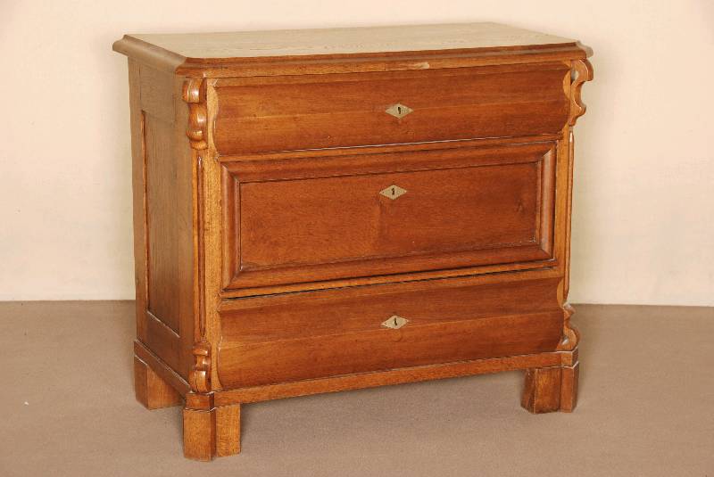 3-schÜbige Kommode, norddeutsch, um 1840/60, Eiche massiv, Eichefurnier, z.T. im Rahmen verlegt, dieser doppelt bzw. 3-fach getreppt, BeschlÄge ...