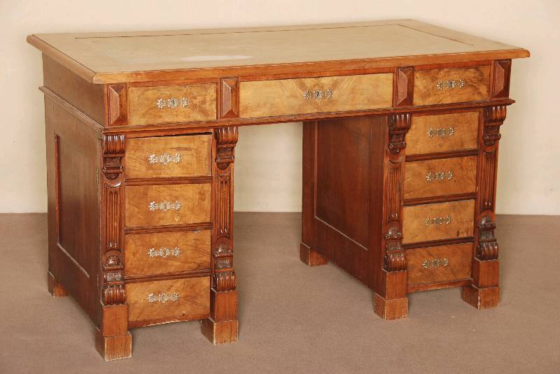 Schreibtisch, deutsch, um 1870/80, GrÜnderzeit, Korpus Weichholz, Wurzelnußfurnier z.T. gespiegelt verlegt, Lisenen 3-fach gerillt, in Voluten ...
