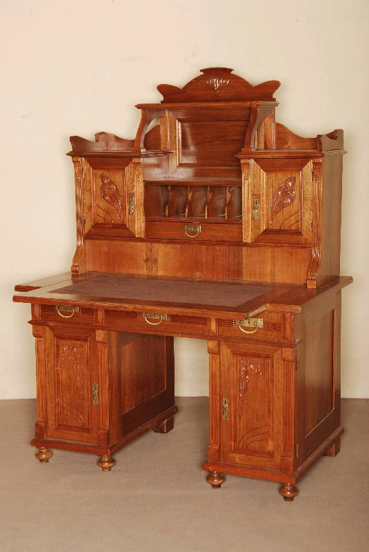 Aufsatzschreibtisch, deutsch, um 1900, Jugendstil, Korpus Weichholz, Nußbaumfurnier, FÜllungen massiv, auf KugelfÜßen, Lisenen gerieft, unter ...