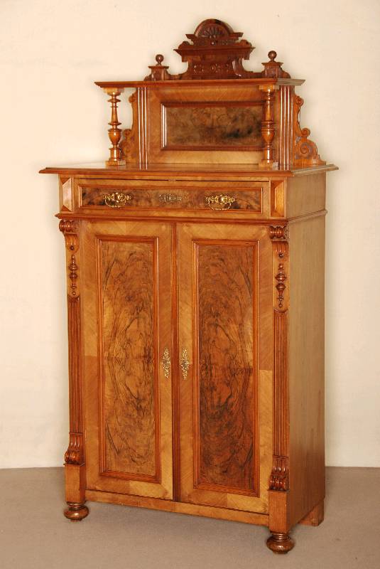Vertiko mit Aufsatz, deutsch, um 1880, Korpus Weichholz, Nußbaum furniert, Lisenen gerillt, in Voluten auslaufend, FÜllungen gerahmt und ...