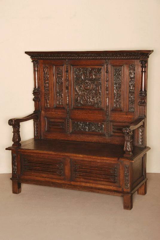 Truhenbank, deutsch, um 1870, Eiche massiv, z.T. furniert, auf eckigen Beinen, PaneelfÜllungen unten, Lisenen geschnitzt, geschuppt und ...