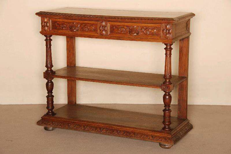 Etagere bzw. Abstellregal, Frankreich, um 1870 , Eiche massiv, z.T. furniert, auf gedrÜckten KugelfÜßen, Fußleiste geschnitzt, unter der ...