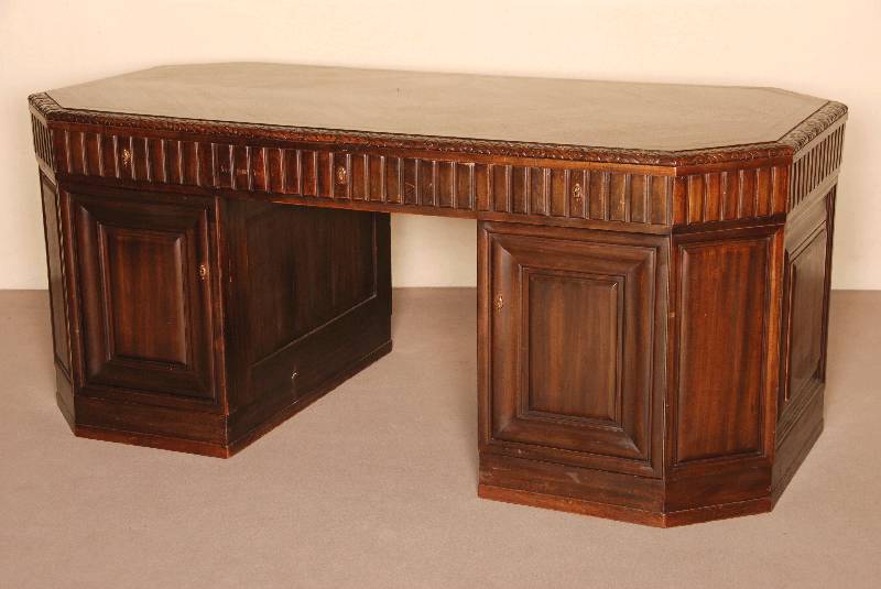 Schreibtisch, deutsch, um 1910/15, ArtNouveau, Korpus Weichholz, Mahagoni- und Makasarfurnier, rundum kassettierte FÜllungen, Schubladenfront und ...