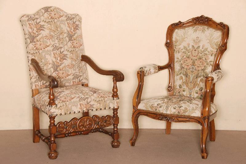 Armlehnsessel, deutsch, um 1960, Louis -Philippe-Stil, Buche massiv, nußbaumfarben, auf gebogenen Beinen und RÜckenlehne, z.T. profiliert, ...