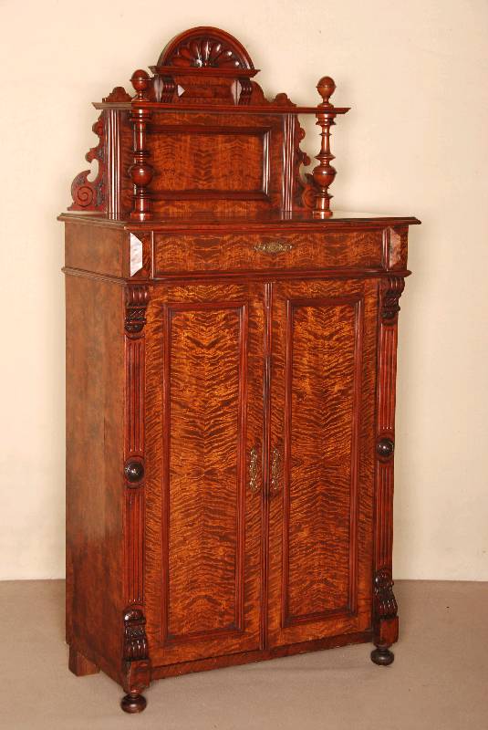 Vertiko mit Aufsatz, deutsch, um 1880, Korpus Weichholz, geflammtes Birkefurnier, Lisenen gerillt, in Voluten auslaufend, FÜllungen gerahmt, ...