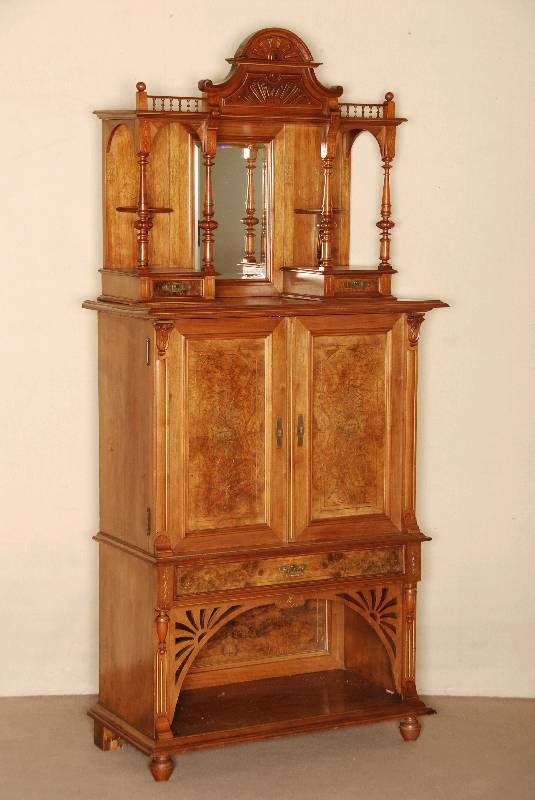 Prunkvertiko mit Aufsatz, deutsch, um 1890/1900, Jugendstil, Korpus Weichholz, Nußbaum furniert, auf KugelfÜßen, unten offen, Lisenen gerillt ...