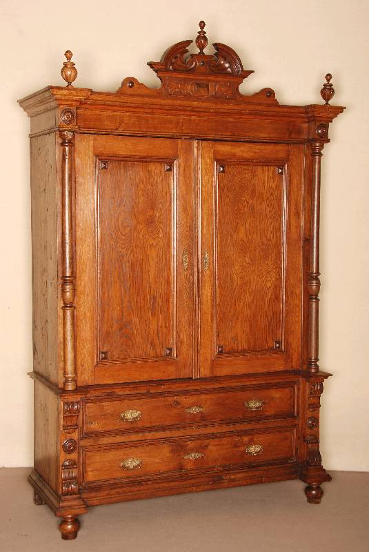 Kabinettschrank, deutsch, um 1880, GrÜnderzeit, Eiche massiv, auf KugelfÜßen, Lisenen mit Voluten, 2 große Schubladen, Leistenverzierung, oben ...