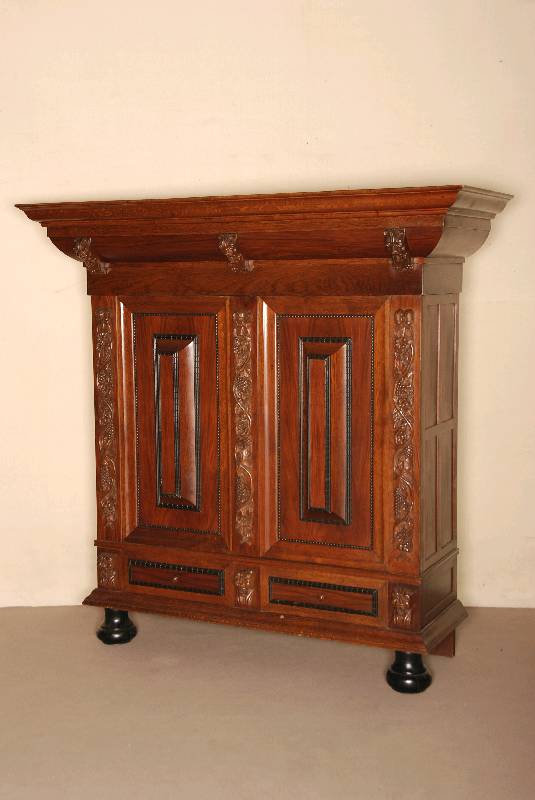 Kissenschrank, Niederlande, um 1960, Korpus Weichholz und Eiche, Palisanderfurnier, teilweise auf Rahmen gearbeitet, aufgesetzte Schnitzereien mit ...