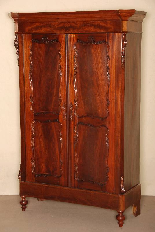 Schrank, Holland, um 1870, Mahagoni massiv, z.T. Mahagonifurnier, RÜckwand Weichholz, auf KugelfÜßen, abgeschrÄgte Ecken, auslaufen in ...