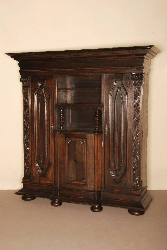 BÜcher- bzw. Mehrzweckschrank, deutsch, um 1910, Eiche massiv, z.T. furniert, auf KugelfÜßen, sehr schwere Fußleiste, Lisenen mit aufgesetzten ...