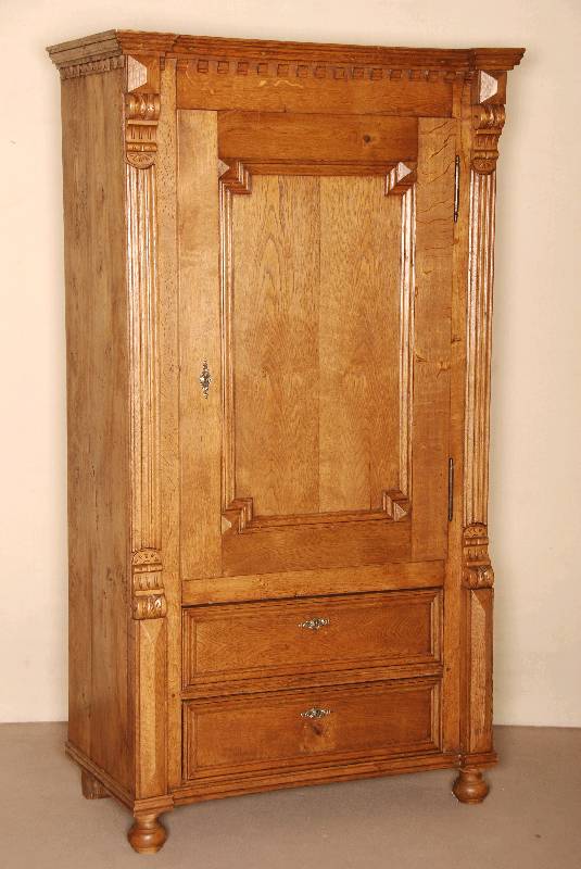Brotschrank, deutsch, um 1880, GrÜnderzeit, Eiche massiv, RÜckwand spÄter, auf KugelfÜßen, unten 2 Schubladen, Lisenen gerillt, auslaufend in ...