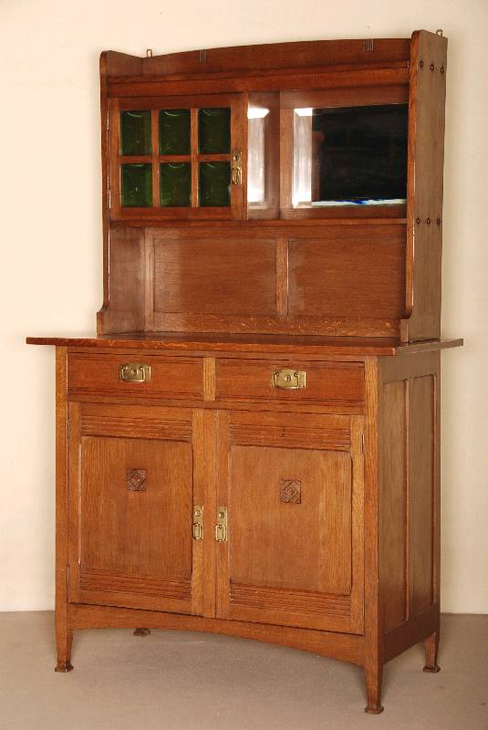 Aufsatzbuffet, deutsch, um 1910, Eiche massiv, auf eckigen Beinen, unten 2 Schubladen und TÜren, FÜllungen gerahmt, Oberteil mit sogenannten ...