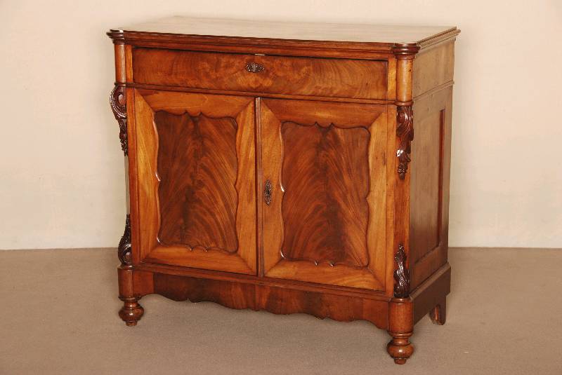 Kleine Anrichte, Holland, um 1870, Wilhelm III, Korpus Eiche, Mahagoni furniert, z.T. gespiegelt, auf KugelfÜßen, Zarge ausgesÄgt, ...