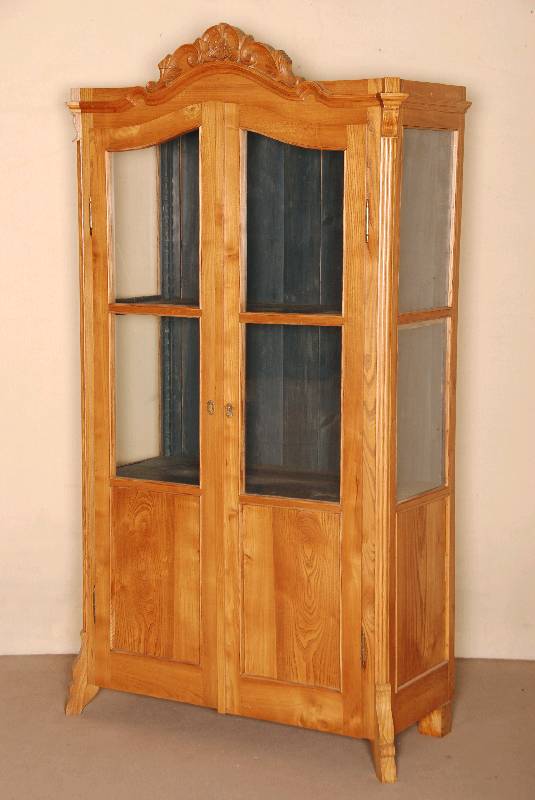 Vitrine, deutsch, um 1860, Louis-Philippe, Korpus Weichholz, helles Eschefurnier, z.T. massiv, gebogene FÜße, Front 3/4 verglast, Lisenen ...