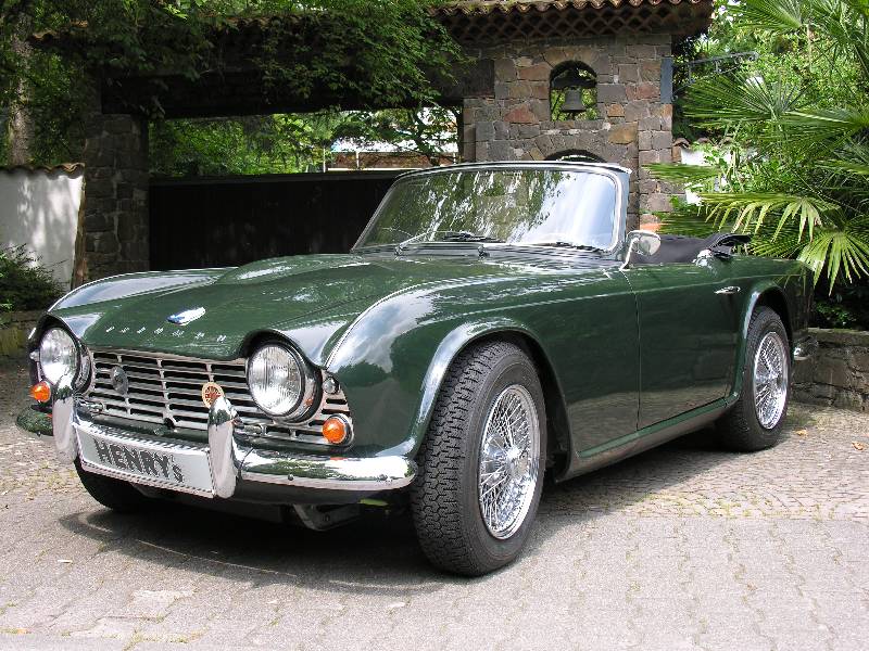 Triumph TR4 Roadster, EZ: 07/63, 100 PS, Roadsterverdeck und Surry-Top (sehr selten), Ledersitze, Chromspeichen, Tachostand: 46.646 ml.(abgelesen), ...
