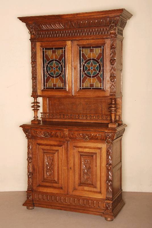 Aufsatzschrank, Flandern, um 1880, Eiche massiv, auf gedrÜckten KugelfÜßen, profilierte Fußleiste, Lisenen oben und unten mit Obstdekor, ...