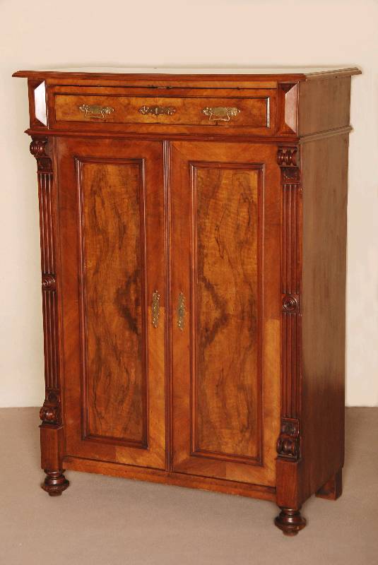 Vertiko, deutsch, um 1880, GrÜnderzeit, Korpus Weichholz, Nußbaumfurnier, Inlets mit schÖnem Wurzelnußfurnier, Lisenen gerillt, in Voluten ...