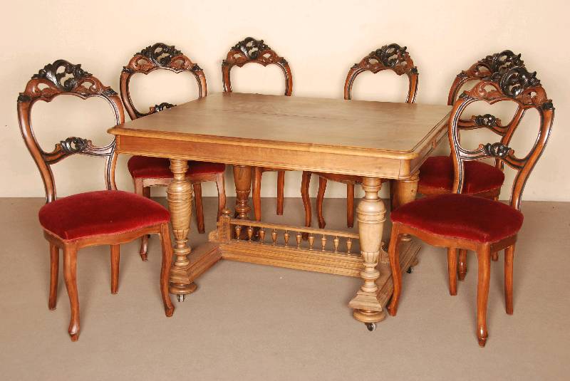 6 Louis-Philippe-StÜhle, deutsch, um 1860/70 , Buche massiv, nußbaumfarben bzw. schwarz, auf gebogenen Beinen, Zarge ausgestellt, geschnitzte ...