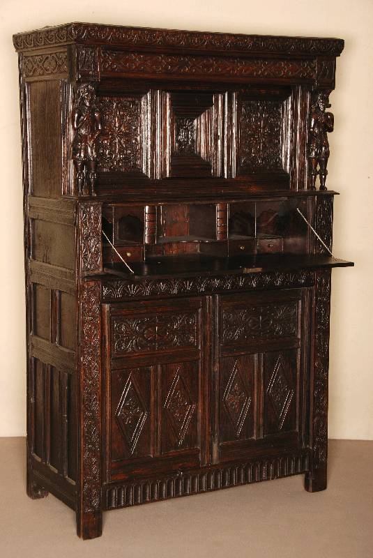Schreibschrank, deutsch, datiert 1715, Renaissance, Eiche massiv, gerader Korpus auf eckigen FÜßen, Fußleiste gerillt, TÜrfÜllungen mit ...