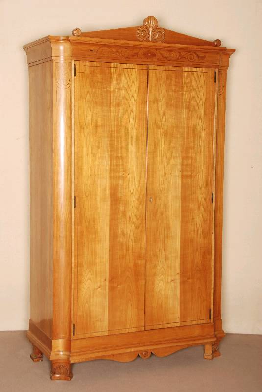 Schrank, Österreich/wohl Wien, um 1910, Korpus Weichholz, Kirschbaum furniert, FÜße mit muschelfÖrmigen Schnitzereien, Ecken mit ...