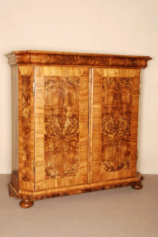 Barockschrank, deutch/Bodensee, Mitte 18. Jhd. , Umgebung Lindau, Korpus Weichholz, Nußbaum furniert, auf gedrÜckten KugelfÜßen, abgeschrÄgte ...