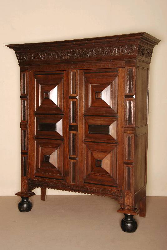 Kissenschrank, Holland, um 1770, Eiche massiv, z.T. Palisander furniert, auf balusterfÖrmigen KugelfÜßen, Lisenen mit kleinen ...