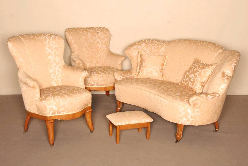 Sessel, deutsch, um 1860, Louis-Philippe, FÜße gebogen, Kirschbaum massiv, Polsterung und apricotfarbener Bezug sekundÄr, Gebrauchsspuren, eine ...