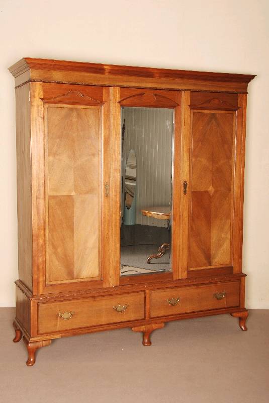 Schrank, England, um 1890, Korpus Mahagoni massiv, auf gebogenen Beinen, Queen-Anne-Stil, unten 2 Schubladen, Front kassettiert, TÜr in der Mitte ...