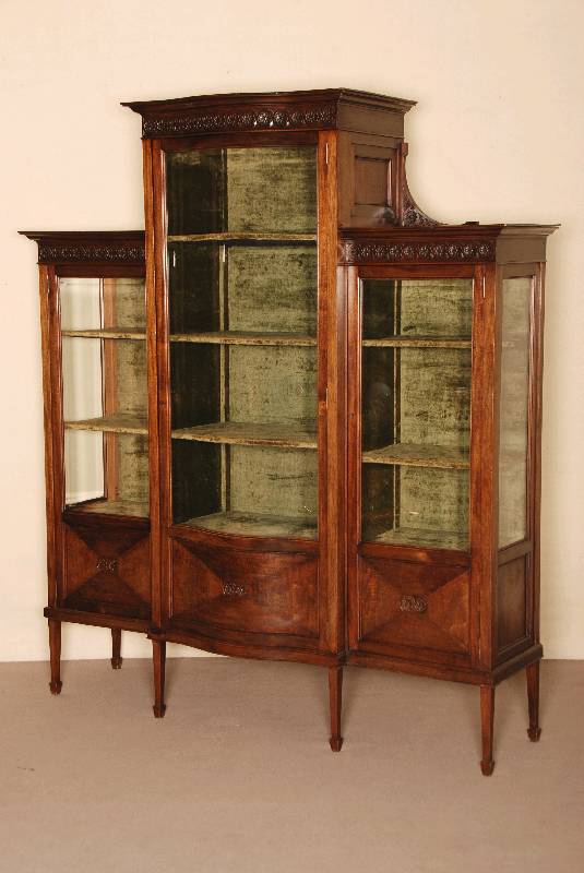 Vitrine, England, um 1890, Mahagoni massiv, viktorianisch, auf eckigen Beinen und FÜßen, schuhfÖrmig abgesetzt, Mittelteil hervortretend, ...