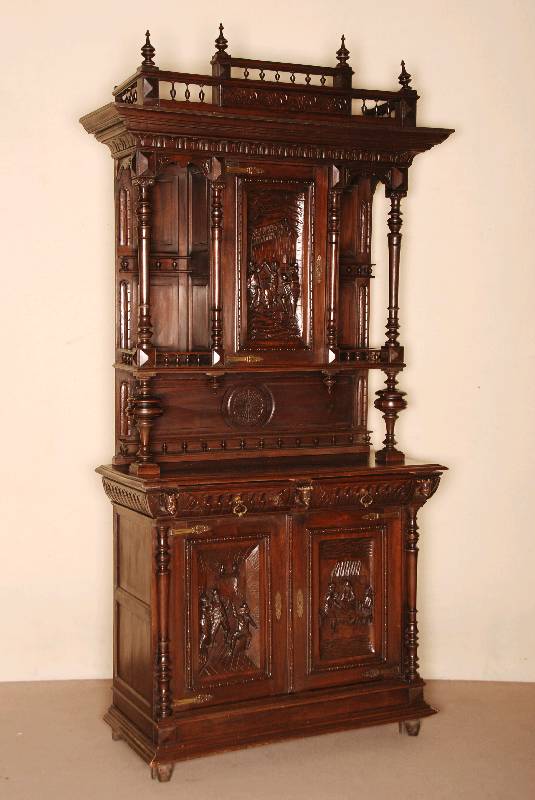 Aufsatzschrank fÜr Speisezimmer, Belgien, um 1880, Buche massiv, nußbaumfarben, schwere Fußleiste, stark profiliert, Lisenen und 3/4 ...