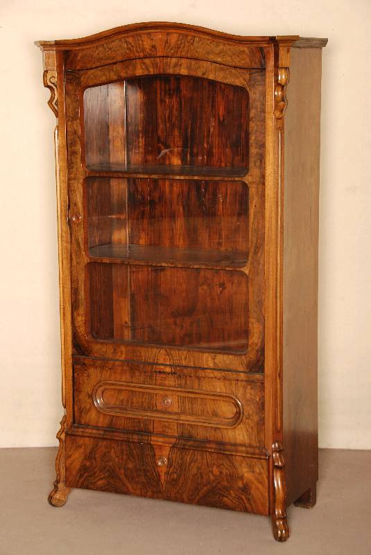 Glasschrank, deutsch, um 1860, Korpus Weichholz, Nußbaum- bzw. Wurzelnußfurnier, abgeschrÄgte Ecken mit aufgesetzten halbrunden Leisten, in ...