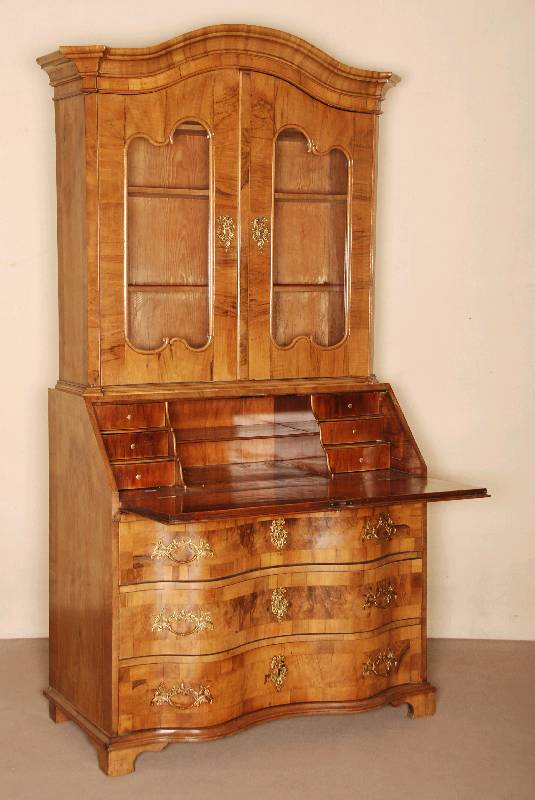 Aufsatzkommode mit SekretÄrteil, deutsch, 3 -schÜbige Kommode um 1760, Korpus Weicholz, Nußbaumfurnier, Front mit Fadenintarsien, z.T. ...