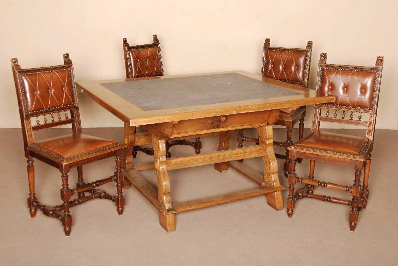 4 StÜhle, Flandern, um 1880, Eiche massiv, gedrechselte Beine, verstrebt, gerade RÜckenlehne mit LÖwenkopfdekor, Polsterung und Rindslederbezug ...
