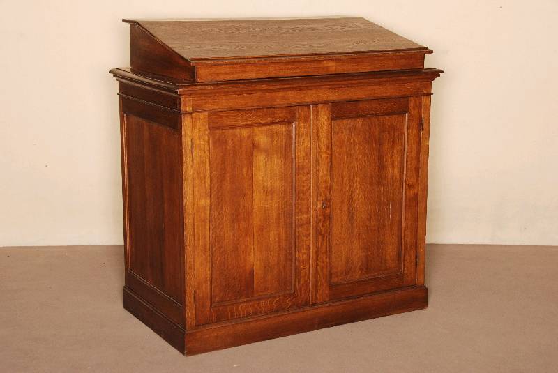Stehpult, England, um 1900, Eiche massiv, 2 -tÜrig, unten Archivschrank mit Ablage fÜr Akten, Oberteil abnehmbar, als Schreibpult gearbeitet, ...