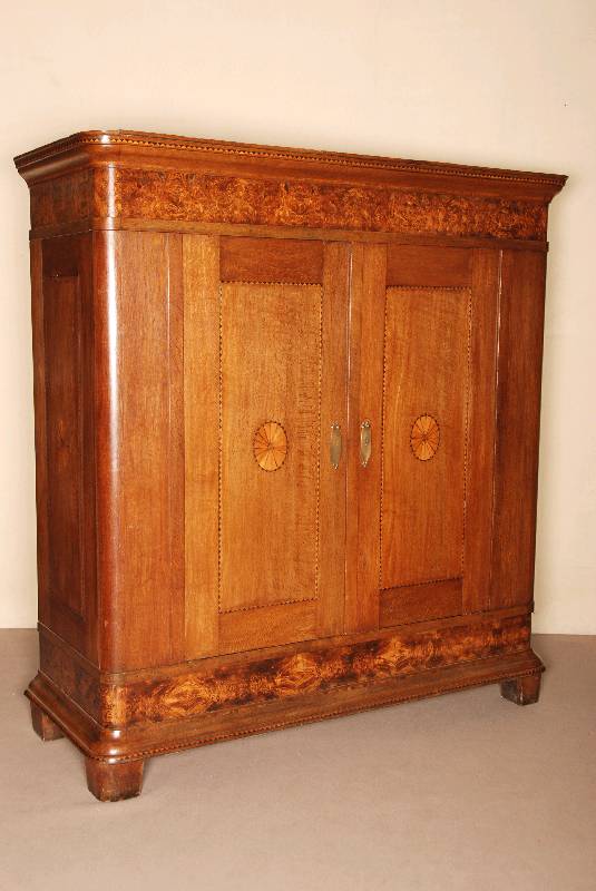 Schrank, deutsch/wohl Westfalen, um 1830/40, Eiche massiv, original FÜße, TÜren und Kopf mit schÖnen Einlegearbeiten aus verschiedenen ...