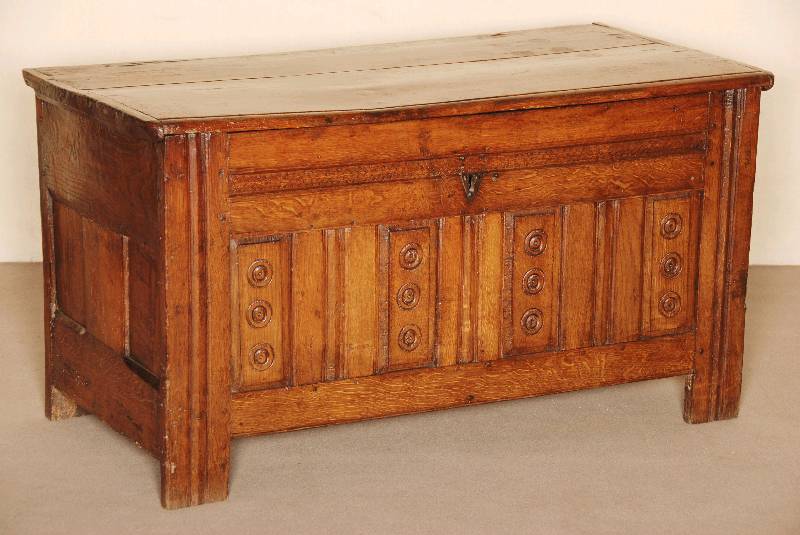 Stollentruhe, deutsch/Westfalen, um 1780, Eiche massiv, auf quadratischen Stollen, gerillt, 4 kassettierte FÜllungen, scheibenfÖrmig dekoriert, ...