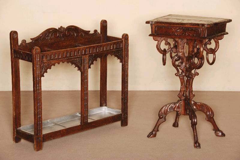 Handarbeitstisch, deutsch, um 1880, Obstholz massiv, mit reicher Kerb- und Reliefschnitzerei, Überstehende Platte mit einschÜbigem Zargenkasten, ...