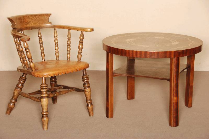 Beistell- bzw. Couchtisch, deutsch, um 1930, ArtDeco, Mahagoni massiv, teilweise furniert, auf eckigen Beinen, leicht gebogen, schlichte Zarge, ...