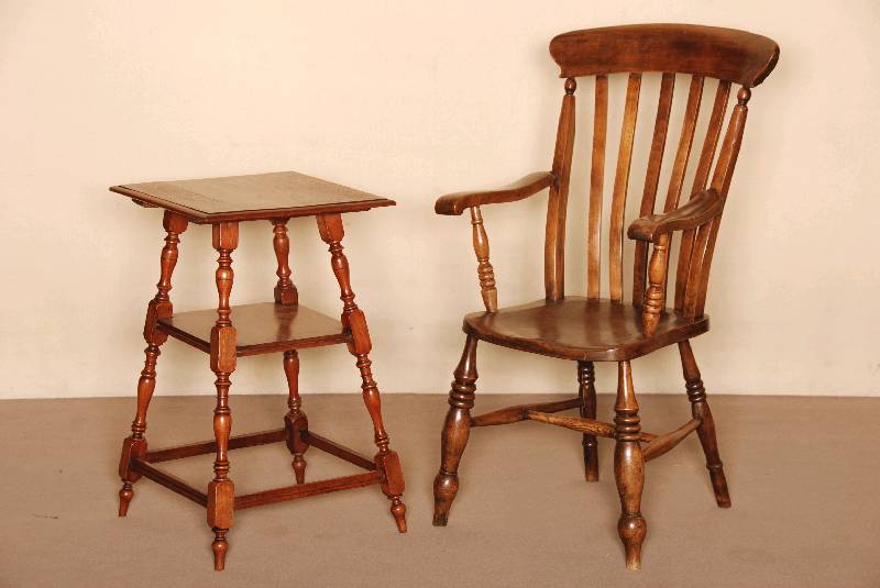 Windsorstuhl, England, um 1840, RÜster massiv, frÜhviktorianisch, Beine und RÜckenlehne versprosst und gedrechselt, Sitz an die KÖrperform ...
