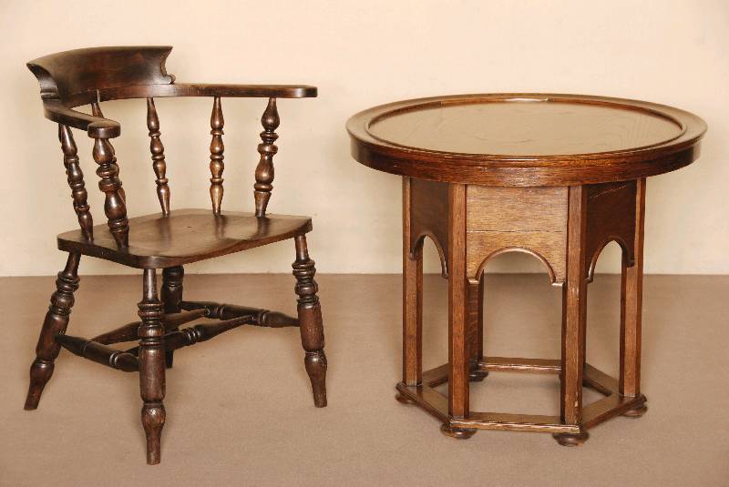 Windsorstuhl, England, um 1840, RÜster massiv, frÜhviktorianisch, Beine und RÜckenlehne versprosst und gedrechselt, Sitz an die KÖrperform ...