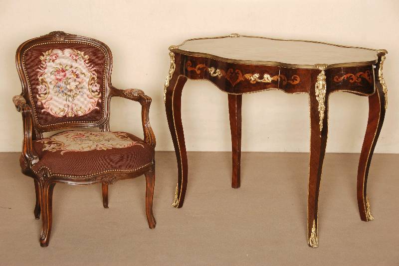 Armlehnsessel, Frankreich, um 1910/20, Buche massiv, gebogene Arm- und RÜckenlehne und Beine, doppelt profiliert, RÜckenlehne mittig mit ...