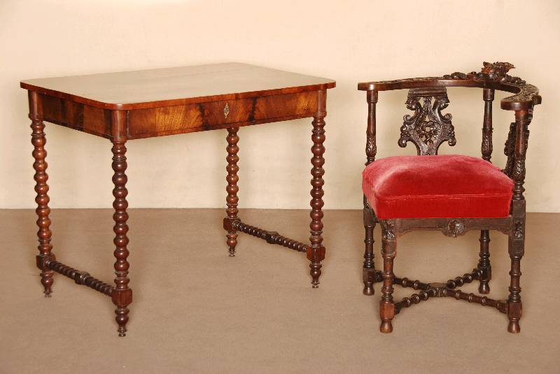 Eckstuhl, deutsch, um 1870/80, Eiche massiv, SpÄtbarockstil, Beine gedrechselt und versprosst, RÜckenlehne gebogen mit Akanthusblattdekor ...