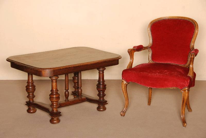 Couchtisch, Frankreich, um 1880, Henry-Deux, Eiche massiv, stark gedrechselte FÜße, sÄulenfÖrmig aufgebaut, Platte massiv, Zarge profiliert, ...