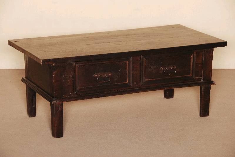 Couchtisch, Frankreich, um 1780, Kastanienholz massiv, auf eckigen Beinen unter der Platte 2 große integrierte Schubladen, Platte neu geschliffen ...