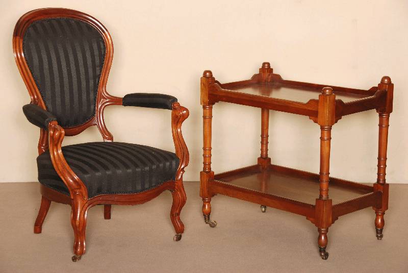 Sessel, deutsch, um 1860, Louis-Philippe, Mahgoni massiv, gebogene Beine und RÜckenlehne , gerillt, FÜße auf original Rollen, SitzflÄche mit ...