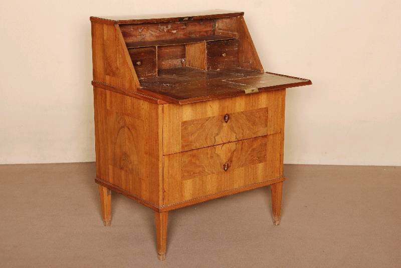 DamenklappsekretÄr, deutsch, um 1820/30, z.T. aus fremdem Zusammenhang neu gearbeitet, unter Verwendung Älterer Teile, Wurzelnußfurnier ...