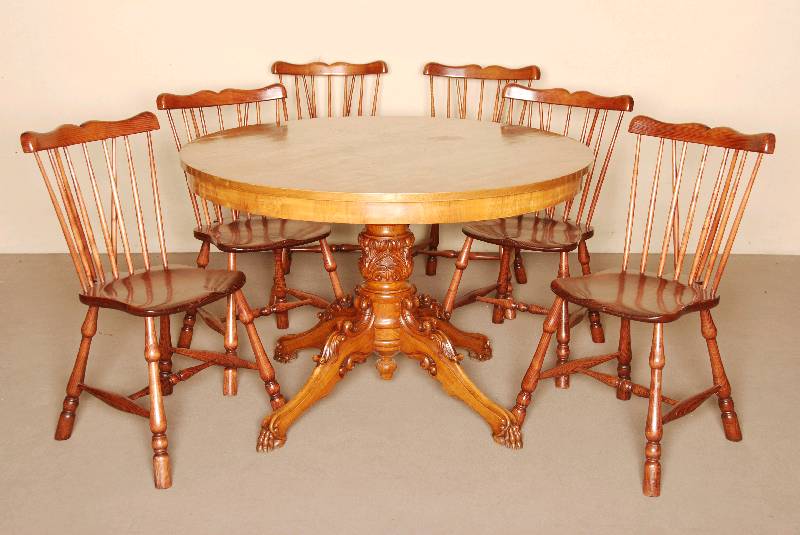 Runder Tisch, deutsch, um 1860, SpÄtbiedermeier, Esche massiv und furniert, profilierte und geschnitzte MittelsÄule mit 4 abgehenden stark ...