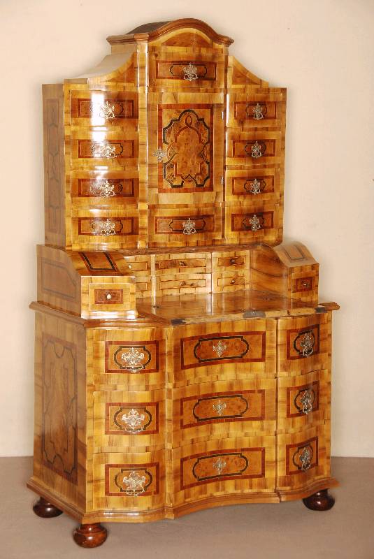 TabernakelsekretÄr, sÜddeutsch, im Kern um 1750, unter sehr großer Verwenung alter Teile, Unterteil original, Front 3-fach geschwungen, einfach ...