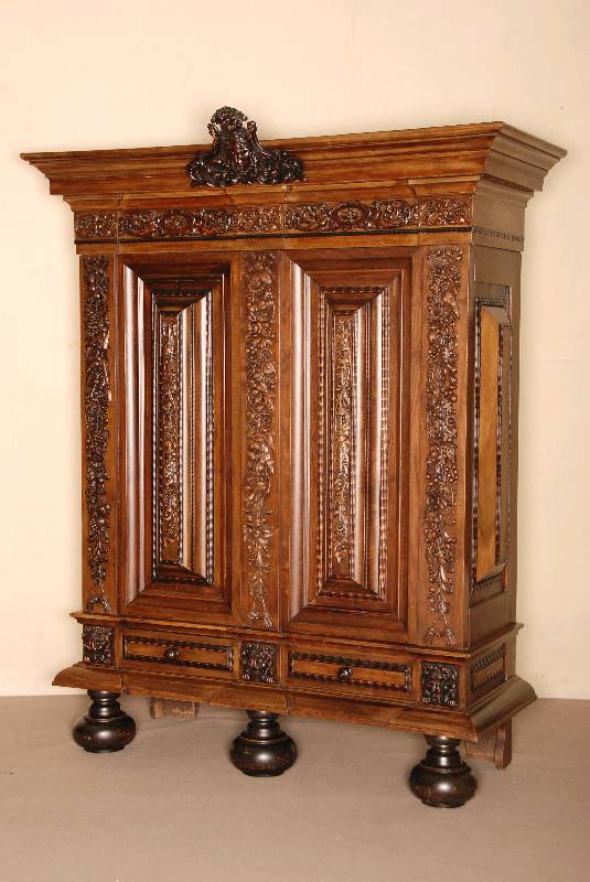 Kissen- bzw. Prunkschrank, Niederlande, um 1830/40, sogenannter durchgehender Barockstil, Korpus z.T. Eiche massiv, Front und Seiten mit Nußbaum ...