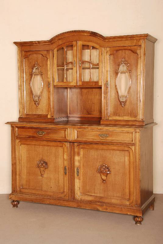 AufsatzmÖbel, deutsch, um 1908/12, z.T. Nußbaum massiv bzw. Ahorn und Weichholz massiv, auf Rahmen gearbeitet, aufgesetzte Schnitzereien bzw. ...